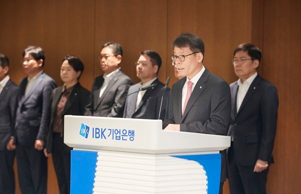 IBK기업은행은 26일 본점에서 확대간부회의를 열고 참석 간부들과 함께 25일 발표된 금융감독원 부당대출 감사 결과에 대해 국민 앞에 사과하고, 'IBK 쇄신 계획'을 발표했다. /IBK기업은행 제공