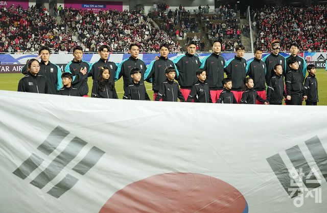 25일 오후 경기도 수원월드컵경기장에서 2026 북중미 월드컵 아시아 3차 예선 B조 8차전 요르단과의 경기가 열리고 있다. 선발로 나선 대한민국 선수들이 애국가를 부르고 있다. /수원=최대성 기자 dpdaesung@sporbiz.co.kr 2025.03.25.