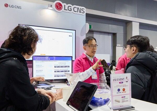 LG CNS 직원이 '마이크로소프트 AI 투어 인 서울'에서 LG CNS의 생성형 AI 혁신사례를 소개하는 모습./LG CNS
