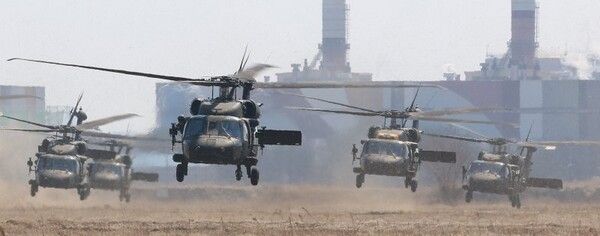 인천 서구 장도 훈련장에서 지난 19일 진행된 '한미 연합 공중기동 훈련'에서 17사단 수색대대 장병들이 탑승한 UH-60 블랙호크 헬기들이 기동하고 있다./연합뉴스