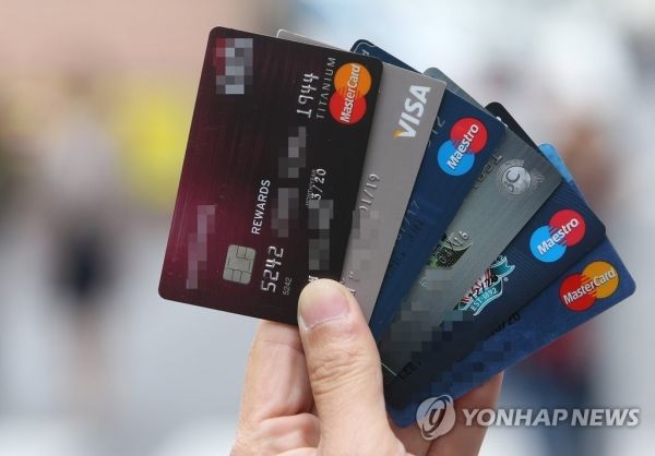 '빚내서 빚을 갚는' 카드론 대환대출이 서민경제의 뇌관으로 부상하고 있다. / 연합뉴스&nbsp;