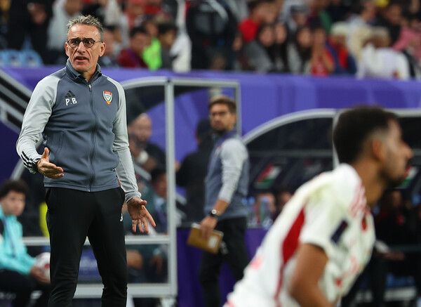 카타르 알와크라 알자누브 스타디움 열린 2023 아시아축구연맹(AFC) 아시안컵 조별리그 C조 팔레스타인 대 아랍에미리트 경기에서 아랍에미리트 파울루 벤투 감독이 심판 판정에 강하게 항의하고 있다. 이후 벤투 감독은 경고 누적으로 퇴장당했다. /연합뉴스