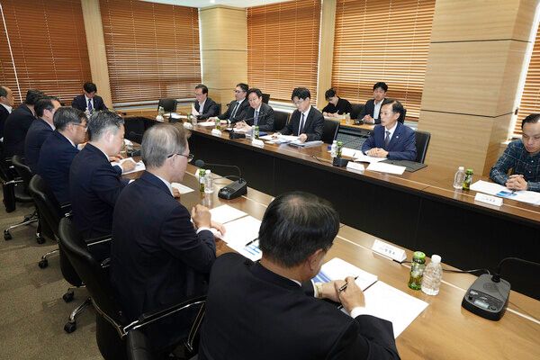 26일 서울 해운빌딩에서 송명달 해양수산부 차관과 9개 주요 국적선사, 해운협회, 해양진흥공사, 한국해양수산개발원 관계자들이 참석한 가운데 ‘해운 저시황 대비 긴급상황 점검회의’가 열렸다./해양수산부 