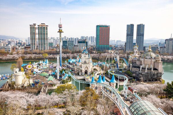 롯데월드에서 즐기는 벚꽃 나들이. 벚꽃과 함께 장관을 이루는 매직아일랜드 전경. /롯데월드 제공