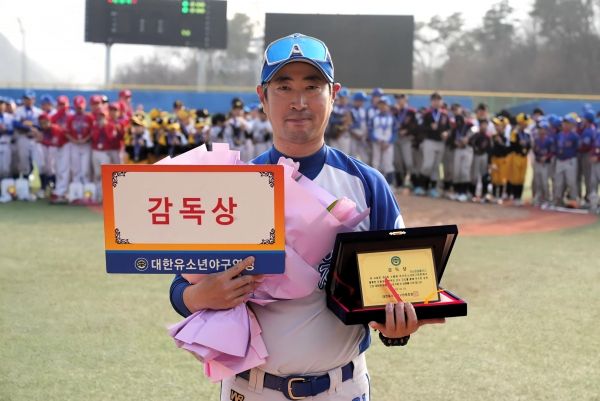 정선기 경기 시흥시유소년야구단 감독. 대회 감독상. /대한유소년야구연맹 제공