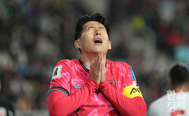 대한민국 손흥민이 25일 오후 경기도 수원월드컵경기장에서 열린 2026 북중미 월드컵 아시아 3차 예선 B조 8차전 요르단과의 경기서 득점 찬스를 놓친 후 아쉬워하고 있다. /수원=최대성 기자 dpdaesung@sporbiz.co.kr 2025.03.25.