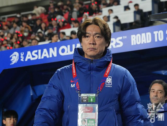 25일 오후 경기도 수원월드컵경기장에서 2026 북중미 월드컵 아시아 3차 예선 B조 8차전 요르단과의 경기가 열리고 있다. 홍명보 감독이 입장하고 있다. /수원=최대성 기자 dpdaesung@sporbiz.co.kr 2025.03.25.