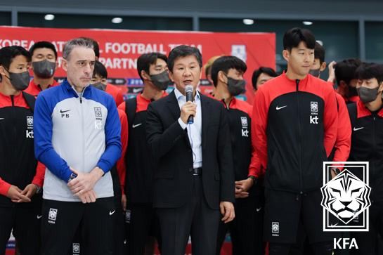 파울루 벤투 전 한국 축구 대표팀 감독(왼쪽)과 정몽규 대한축구협회장(가운데) ./KFA 제공