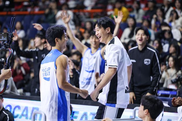 한국 농구 대표팀 경기를 제외하고 처음으로 한 팀에서 뛴 허웅(부산 KCC)과 허훈(수원 KT) 형제. /KBL 제공