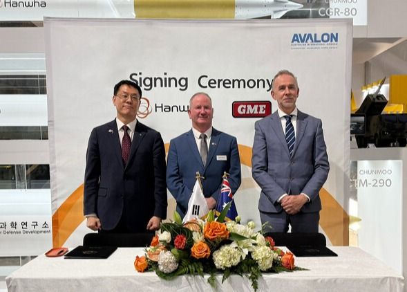 한화시스템과 한화에어로스페이스 호주법인, GME가 현지시각 26일 호주 질롱에서 열리고 있는 아발론 에어쇼에서 협력 합의서(Teaming Agreement)를 체결했다. (왼쪽부터) 박성균 한화시스템 DE1 사업단장, 딘 미치 한화에어로스페이스 호주법인장 대행, 스테픈 밀러 GME CEO가 기념 촬영을 하고 있다./한화시스템