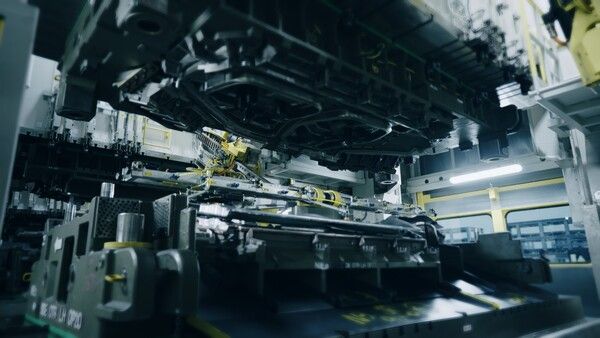 &nbsp;HMGMA 프레스 공장에서 강판이 패널로 제조되는 모습/&nbsp;현대자동차그룹