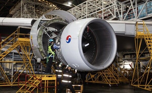 항공업계가 승객 안전을 위해 MRO(정비·수리·분해조립)에 투자를 높이면서도 국내 MRO 산업 육성이 필요하다고 목소리를 높이고 있다. / 대한항공