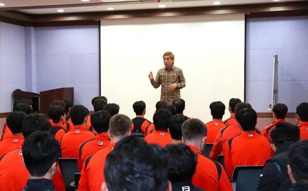 김병지 대표이사가 강원FC 선수들에게 특강했다. /강원FC 제공