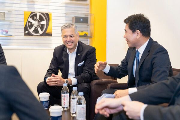 (왼쪽) 헥터 비자레알 한국GM 사장/ 한국GM