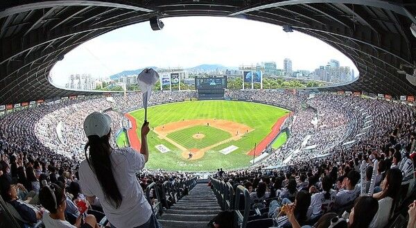 서울 송파구 잠실야구장에서 열린 2024 프로야구 KBO리그 LG 트윈스와 두산 베어스의 경기 관중 모습. /연합뉴스