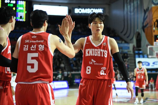 서울 SK 나이츠 김선형과 안영준(오른쪽). /KBL 제공
