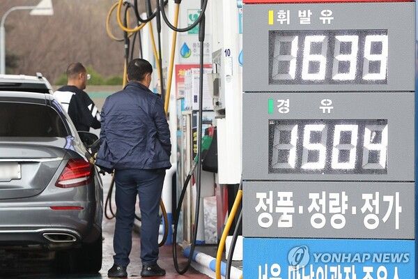 전국 주유소의 휘발유와 경유의 주간 평균 가격이 연속 동반 하락세를 보였다. /연합뉴스