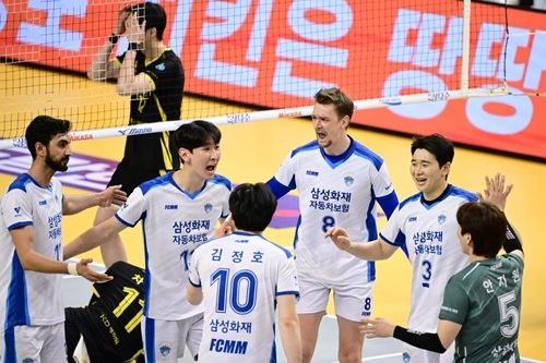 삼성화재 선수들이 환호하고 있다. /한국배구연맹 제공