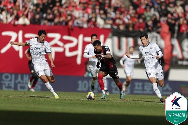 FC서울 제시 린가드(10번)가 돌파하고 있다. /한국프로축구연맹 제공
