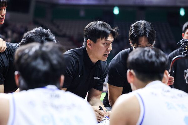 김효범 서울 삼성 썬더스 감독(가운데). /KBL 제공