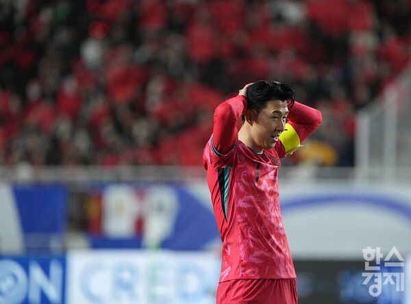 한국 축구 대표팀의 손흥민이 25일 수원월드컵경기장에서 열린 2026 북중미 월드컵 아시아 3차 예선 B조 8차전 요르단과의 경기에서 골 찬스를 놓친 후 아쉬워하고 있다. /최대성 기자