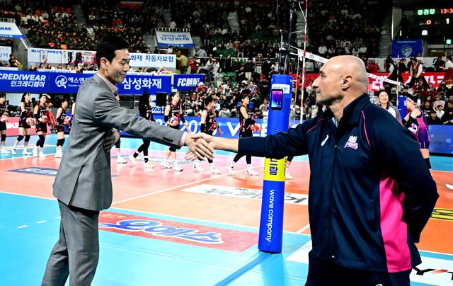 '프로배구 V리그 여자부 고희진 정관장(왼쪽) 감독과 마르첼로 아본단자 흥국생명 감독. /KOVO 제공