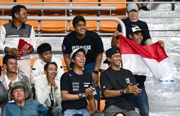 프로배구 V리그 여자부 정관장 홈 구장인 대전 충무체육관에서 메가를 응원하는 인도네시아 팬들. /한국배구연맹 제공