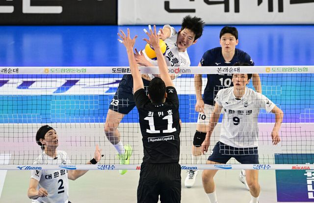 &nbsp;도드람 2024-2025 V리그 남자부 챔피언결정전(5전 3승제)에서 만난 대한항공과 현대캐피탈. /한국배구연맹 제공