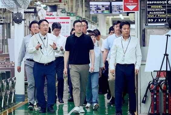 구광모 LG 회장이 인도 뉴델리에 위치한 LG전자 노이다 생산공장에서 생산라인을 살펴보고 있다./LG 제공
