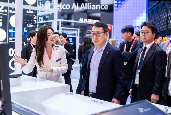 3일(현지시간)&nbsp;스페인 바르셀로나에서 개막한&nbsp;MWC25에서 유영상&nbsp;SKT CEO가&nbsp;SKT&nbsp;부스를 둘러보는 모습 / SKT