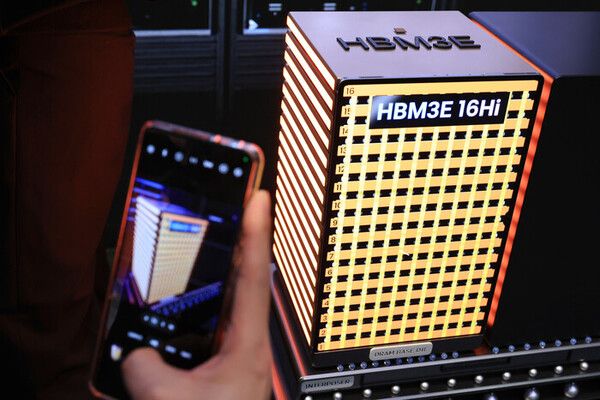 CES에서 선보이는 SK하이닉스 HBM3E 16단 / 연합뉴스&nbsp;