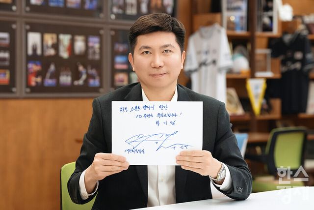 유승민 대한체육회장이 한국스포츠경제 창간 10주년을 축하하고 있다. /최대성 기자