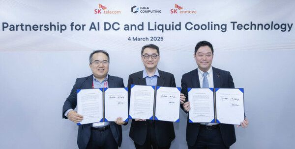 양승현 SKT AI R&D센터장(왼쪽부터), 다니엘 후 기가 컴퓨팅 사장, 김대중 SK엔무브 그린사업실장이 업무협약 체결 후 기념촬영을 하고 있다.
