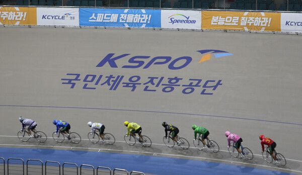 광명스피돔에서 우수급 선수들이 경주를 펼치고 있다. /국민체육진흥공단 제공