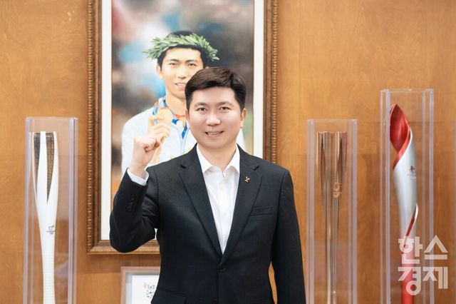 유승민 대한체육회장이 최근 서울 서초구 RSM 스포츠에서 한국스포츠경제 창간 인터뷰에 임한 후 파이팅을 외치고 있다. /최대성 기자