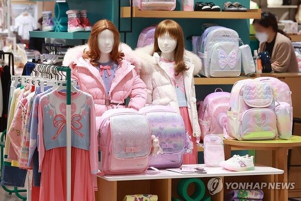 서울 시내 한 백화점에 진열된 신학기 물품. / 연합뉴스