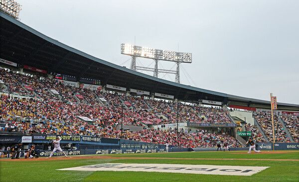 6일 오후 서울 잠실야구장에서 열린 2024 신한 SOL뱅크 KBO 포스트시즌 준플레이오프 2차전 LG 트윈스 대 kt wiz 경기. 잠실야구장이 야구 팬들로 가득차있다. /연합뉴스
