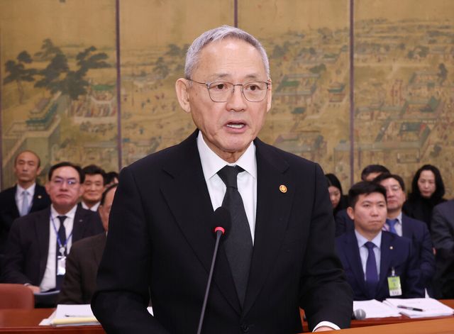 유인촌 문화체육관광부 장관이 5일 서울 여의도 국회에서 열린 문화체육관광위원회 전체회의에 참석해 정부 측 발언을 하고 있다. /연합뉴스