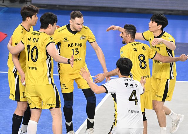 KB손해보험은 7일 천안 유관순체육관에서 열린 도드람 2024-2025 V리그 남자부 원정 경기서 현대캐피탈에 세트 스코어 3-1(21-25 25-17 25-23 25-21) 역전승을 거뒀다. /KOVO 제공