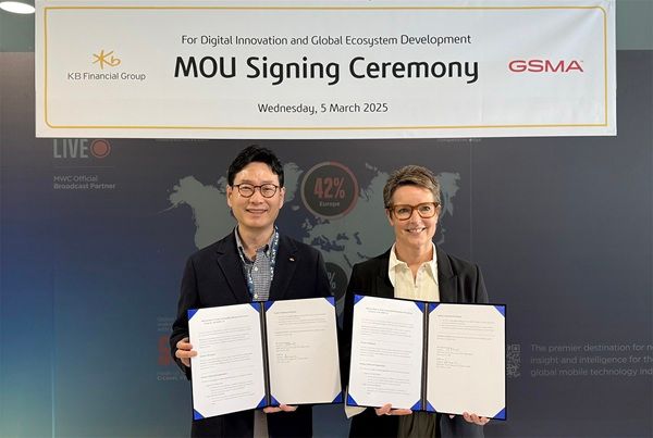 이창권 KB금융그룹 디지털·IT부문장(왼쪽)과 사라 위긴 GSMA 부사장이 스페인 현지시각으로 5일 바르셀로나에서 진행된 양사간 업무협약식에서 기념촬영을 하고있다. /KB금융그룹 제공
