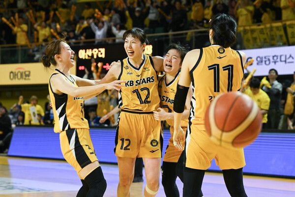 여자프로농구 청주 KB 나카타 모에(가운데). /WKBL 제공
