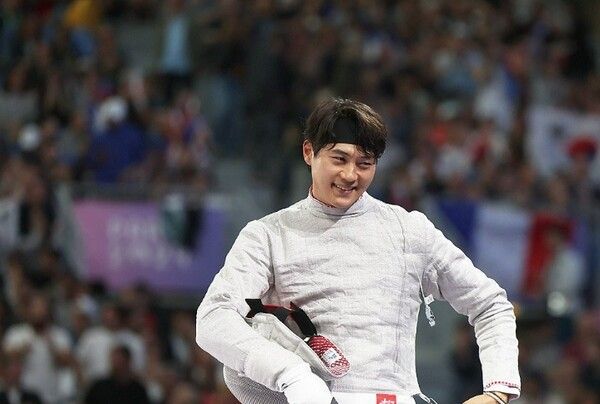 현지 시각 27일 프랑스 파리 그랑 팔레에서 열린 2024 파리 올림픽 펜싱 남자 사브르 준결승전에서 승리한 오상욱이 미소를 짓고 있다. /연합뉴스