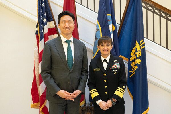 정기선 HD현대 수석부회장(왼쪽)이 현지 시간 7일 미국 해군사관학교를 방문해 이벳 M. 데이비스 교장과 기념사진을 촬영하고 있다./ HD현대 제공