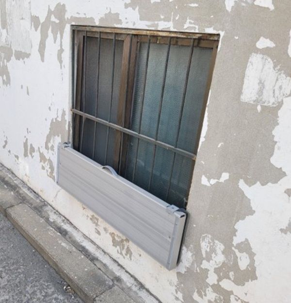 한국알앤디는 반지하 주택 침수 문제를 해결하기 위해 기존 차수판에 탈부착 방식을 적용, 보관 및 관리의 문제를 해결한 ‘자동 차수판(물막이판)’을 개발했다. /한국안앤디 제공