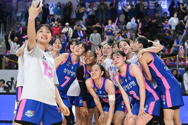 용인 삼성생명 선수들이 기념 촬영을 하고 있다. /WKBL 제공