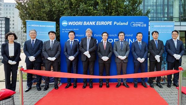 우리은행이 지난달 31일(현지시각) 국내은행 최초로 유럽지역의 전략적 거점 확대를 위해 폴란드의 수도 바르샤바에 지점을 개설했다고 1일 밝혔다. /우리은행 제공&nbsp;
