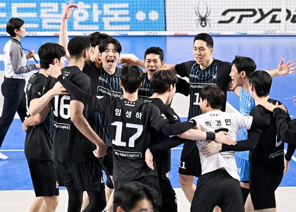 천안 현대캐피탈 스카이워커스 선수들이 환호하고 있다. /한국배구연맹 제공