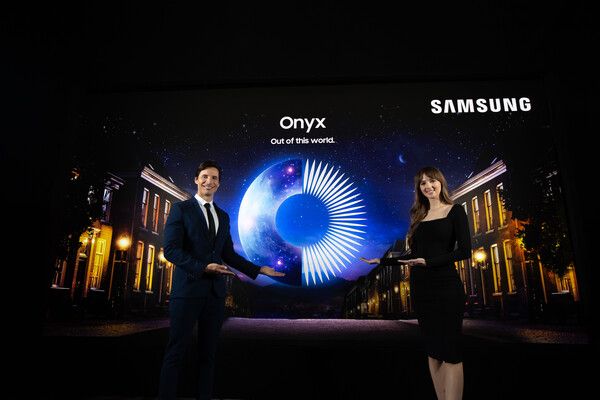 삼성전자 모델이 미국 라스베이거스에서 열리는 세계 최대 영화 산업 박람회 '시네마콘(CinemaCon) 2025'에서 시네마 LED 스크린 '오닉스(Onyx, 모델명: ICD)' 신제품을 소개하고 있다./삼성전자