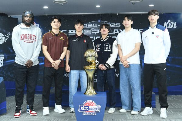 프로농구 6강 플레이오프(PO)에 나서는 6개 팀 주요 선수들이 카메라를 바라보고 있다. /KBL 제공