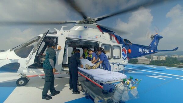 LG전자가 아주대학교병원과 응급의료지원 업무협약을 체결하고 국내 전 사업장에서 중증 응급환자가 발생하면 닥터 헬기로 빠르게 이송할 수 있는 체계를 만들었다. 사진은 아주대학교병원의 닥터 헬기 모습. /LG전자&nbsp;